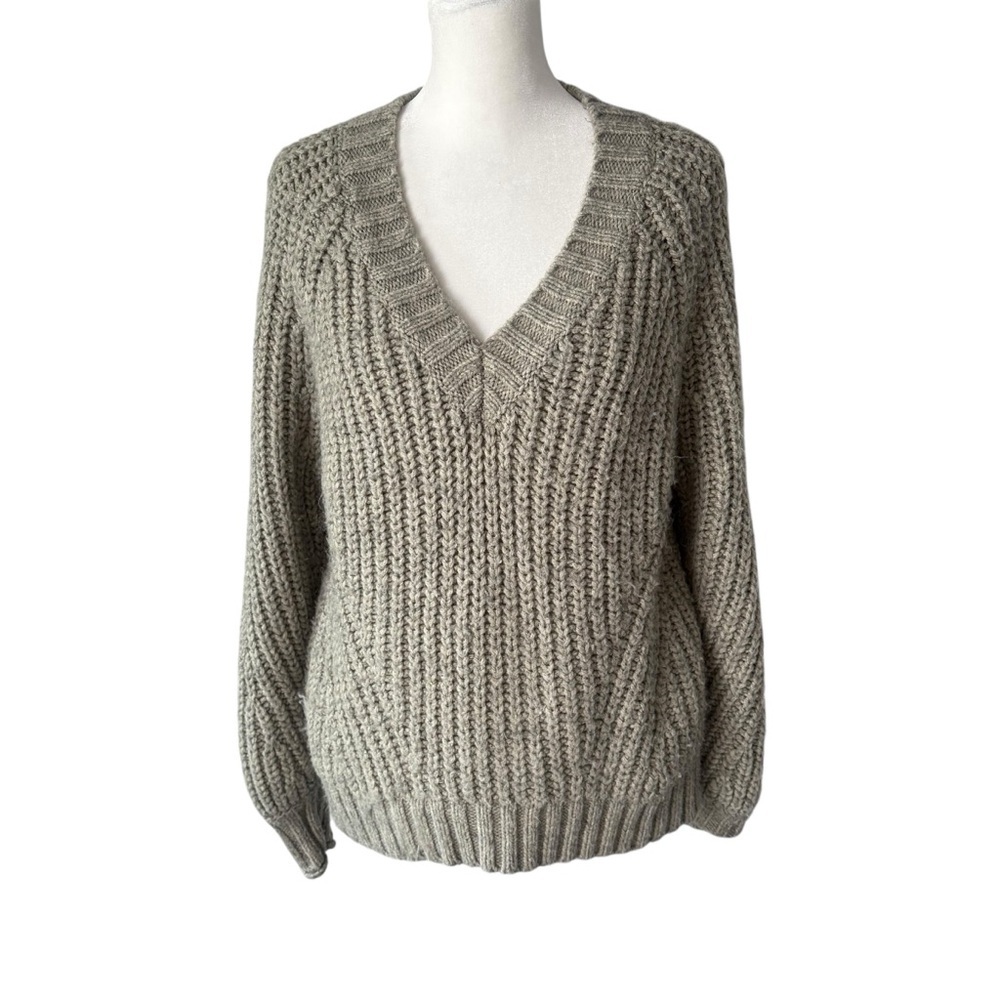American Eagle Outfitters Light Green V-Neck Sweater with Relaxed Fit